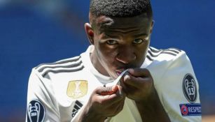 Vinícius Jr. besando el escudo del Real Madrid