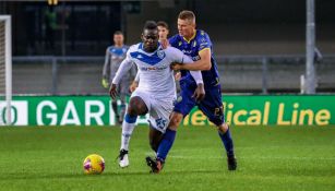 Balotelli pelea un balón en contra de Pawel 