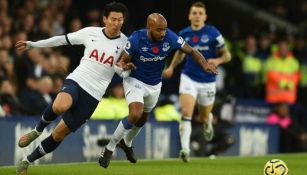 Son y Delph compiten por un balón 