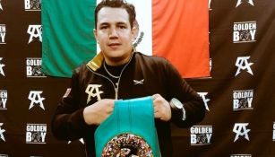 Reynoso posa con uno de los cinturones del Canelo 