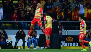 Miguel Sansores celebrando un gol con Monarcas