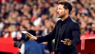 Diego Simeone da indicaciones en un juego del Atlético 