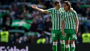 Andrés Guardado y Diego Lainez en partido con el Betis