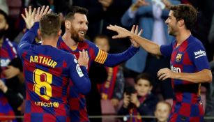 Jugadores del Barcelona felicitan a Messi tras uno de sus goles