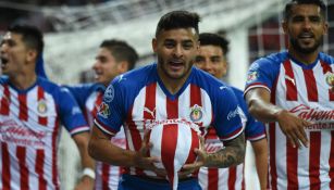 Alexis Vega y otros jugadores de Chivas festejan un gol