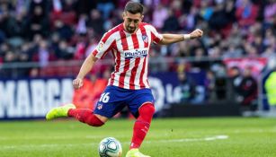 Héctor Herrera golpeando el balón en un partido del Atlético de Madrid