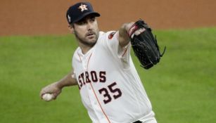 Verlander prepara un lanzamiento con los Astros