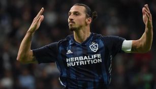 Ibrahimovic celebra un gol con el Galaxy