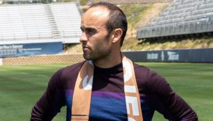 Landon Donovan posa con la bufanda del equipo que dirigirá