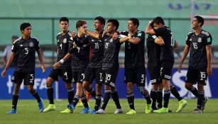 Jugadores del Tri Sub 17 festejan en el juego vs Holanda