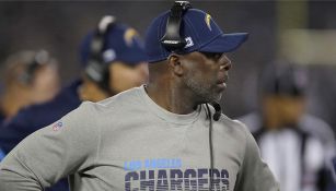 Anthony Lynn en el partido contra los Raiders