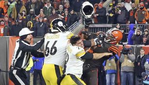 Myles Garrett, a punto de pegarle con el casco a Mason Rudolph