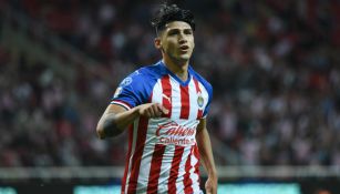 Alan Pulido en partido de Chivas