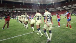 Jugadoras del América entrando al Estadio Akron