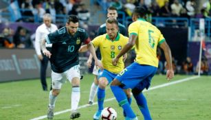 Messi conduce la redonda en juego contra Brasil