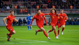 Kieffer Moore y sus compañeros celebrando el primer gol de Gales ante Azerbaiyán