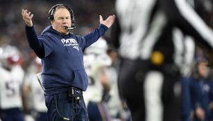 Bill Belichick entrenador de lo Patriotas en un partido ante los Ravens