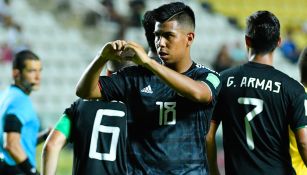 Efraín Álvarez celebra una anotación con el Tri Sub 17 