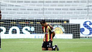 Omar Bravo, de rodillas previo al partido de U de G