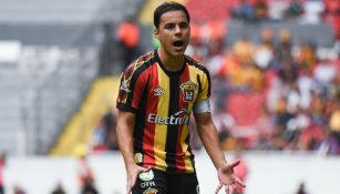 Omar Bravo en partido con Leones Negros