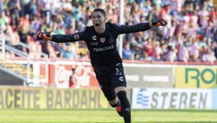 Hugo González celebrando un gol con Necaxa