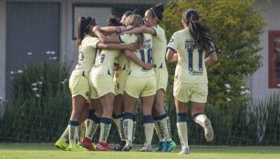 Jugadoras de las Águilas festejan una anotación contra Chivas