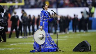 Ana Bárbara entona el Himno Nacional