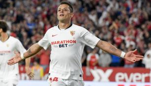 Chicharito festeja en partido del Sevilla