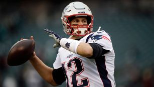 Brady prepara un pase con los Patriots