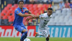 José Juan Vázquez en acción con Santos contra Cruz Azul