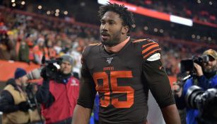 Myles Garrett deja el campo tras ser expulsado