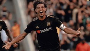 Carlos Vela festeja una anotación con LAFC