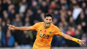 Raúl Jiménez festeja un gol con el Wolverhampton