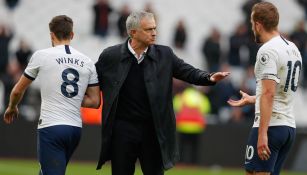 Mourinho felicita a sus jugadores tras la victoria 