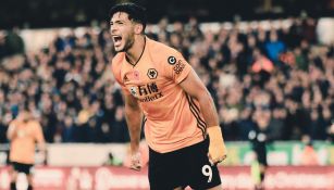 Raúl Jiménez celebra un tanto con el Wolverhampton 