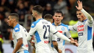 Jugadores del Napoli festejan la anotación de Lozano