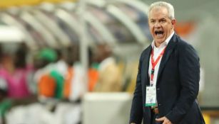 Javier Aguirre, estratega mexicano, dirigiendo 