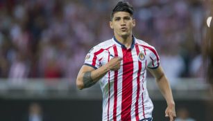 Alan Pulido celebrando una anotación con Chivas