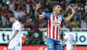 Alan Pulido celebrando una anotación con Chivas