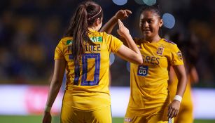 Jugadoras de Tigres festejan en el juego contra Pachuca