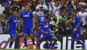 Jugadores de Cruz Azul celebrando una anotación