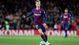 Frenkie de Jong durante un duelo con el Barcelona 