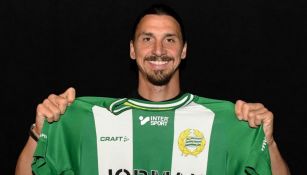 Zlatan Ibrahimovic presume la playera de su nuevo equipo