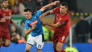 Hirving Lozano enfrenta a Dejan Lovren