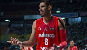 Ayón durante un partido con Selección