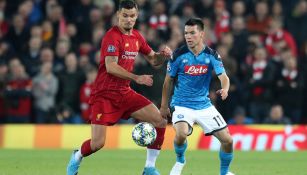 Chucky Lozano pelea un balón con Dejan Lovren