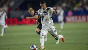 Uriel Antuna durante un duelo con el Galaxy 