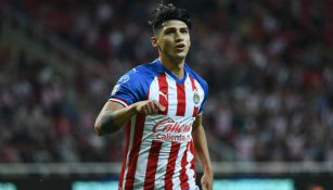 Alan Pulido en partido de Chivas