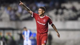 Paolo Guerrero celebra una anotación con el Inter 