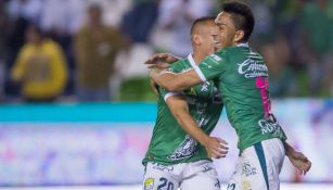 Jugadores de León festejan un gol